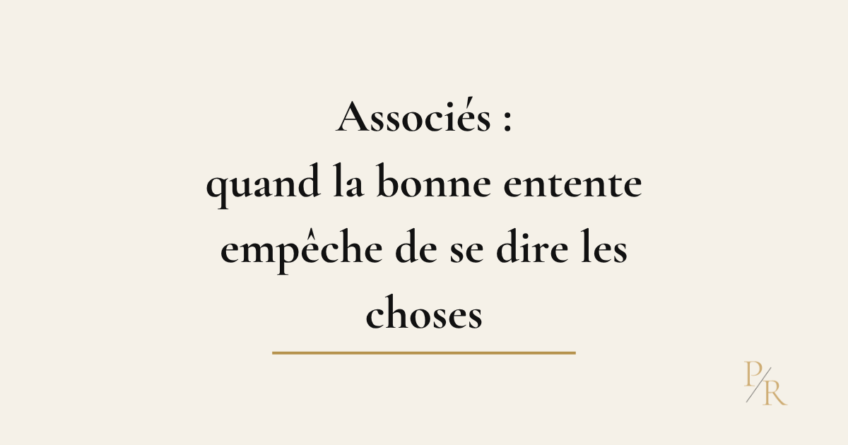 Deux associés échangeant sur une décision importante pour leur entreprise