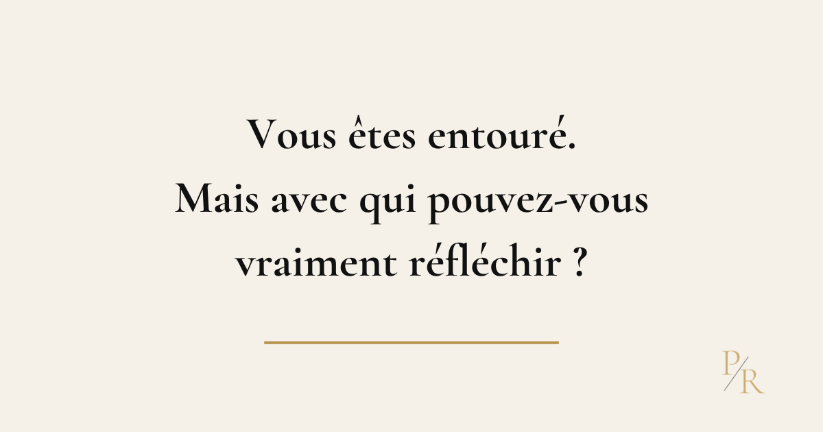 Dirigeant prenant du recul seul avant une décision importante