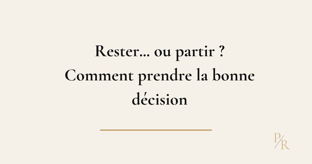 Dirigeant hésitant entre rester dans son poste ou saisir une nouvelle opportunité professionnelle