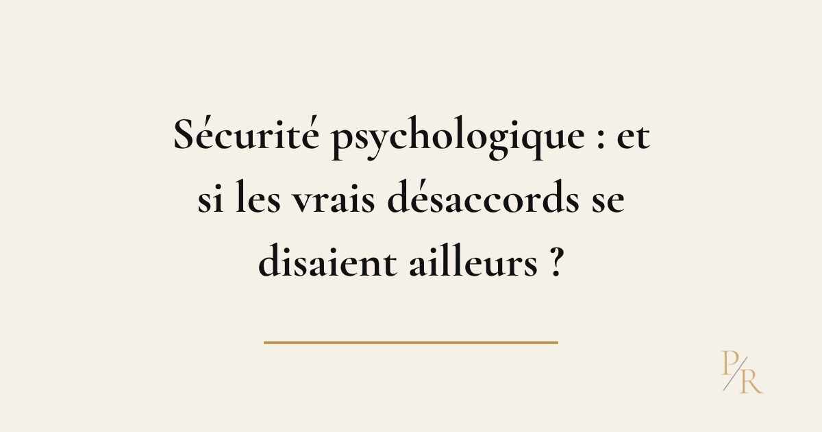 Équipe de direction échangeant ouvertement lors d’une réunion de travail